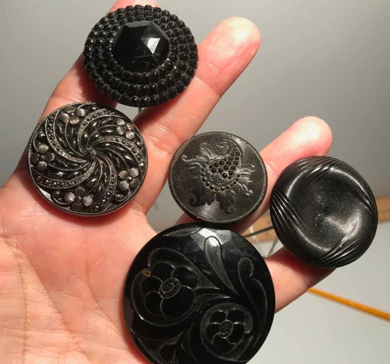 lot 403 image: (5) Hat Pins Round, Black, Flat