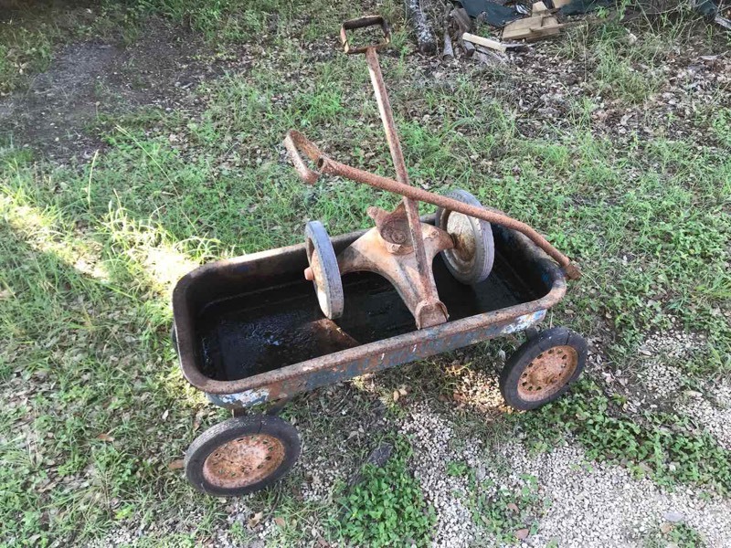 lot 551 image: Vintage GREYHOUND Wagon & Parts