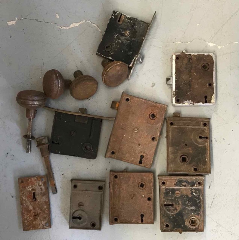 lot 553 image: Old Door Knobs & Locks