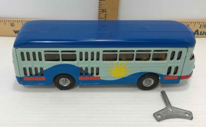lot 555 image: Toy Tin Wind Up Bus from Germany (with key)