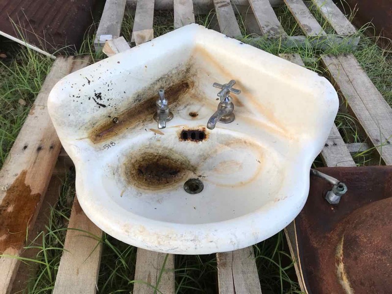 lot 518 image: AntiqueVintage Sink, Cast Iron Enamel Corner, Single