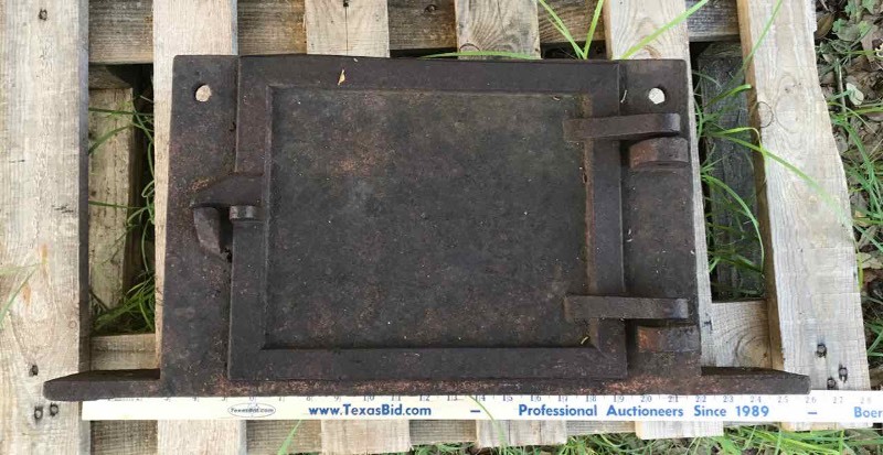 lot 519 image: Antique Cast Iron Furnace Door (apprx. 17 inches)