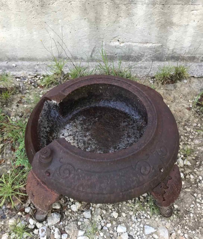 lot 529 image: Cast Iron Wood-Stove Footed Base (round)