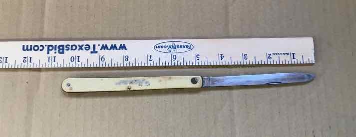 lot 612 image: Folding Fruit Knife, Compliments of United Packing Co. No. 701
