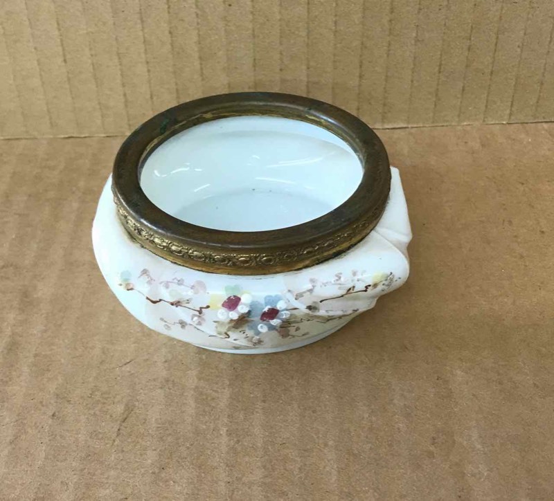lot 624 image: Antique Wave Crest Milk Glass Jar