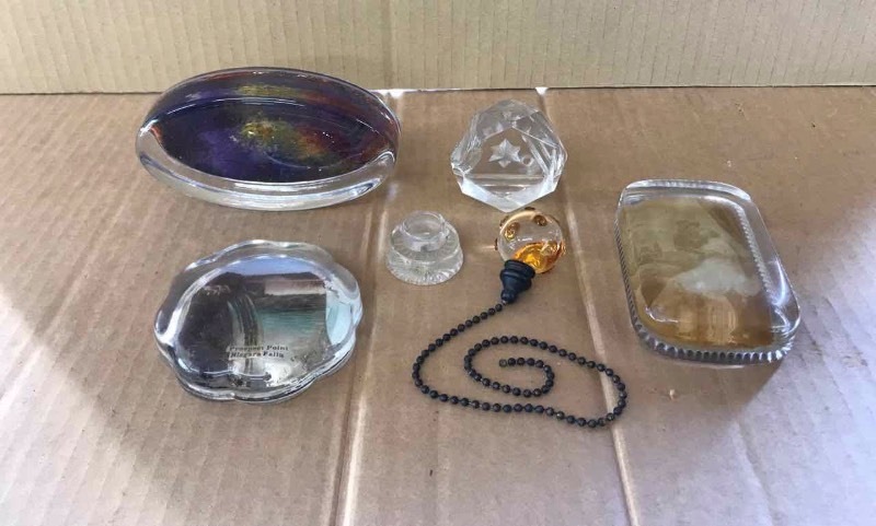 lot 625 image: Paperweights, Glass Pull