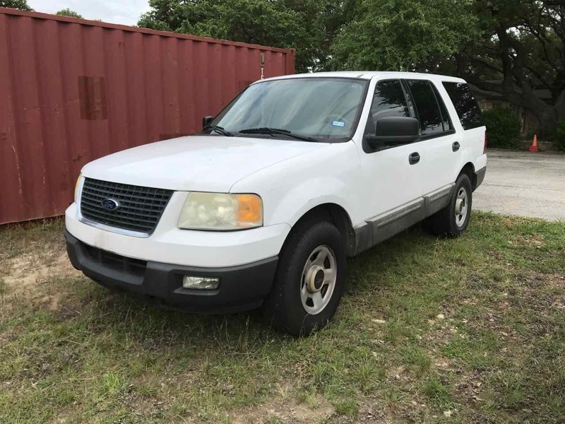 lot 701 image: 2006 White Ford Expedition XLT used as police vehicle (1FMPU15546LA55776)