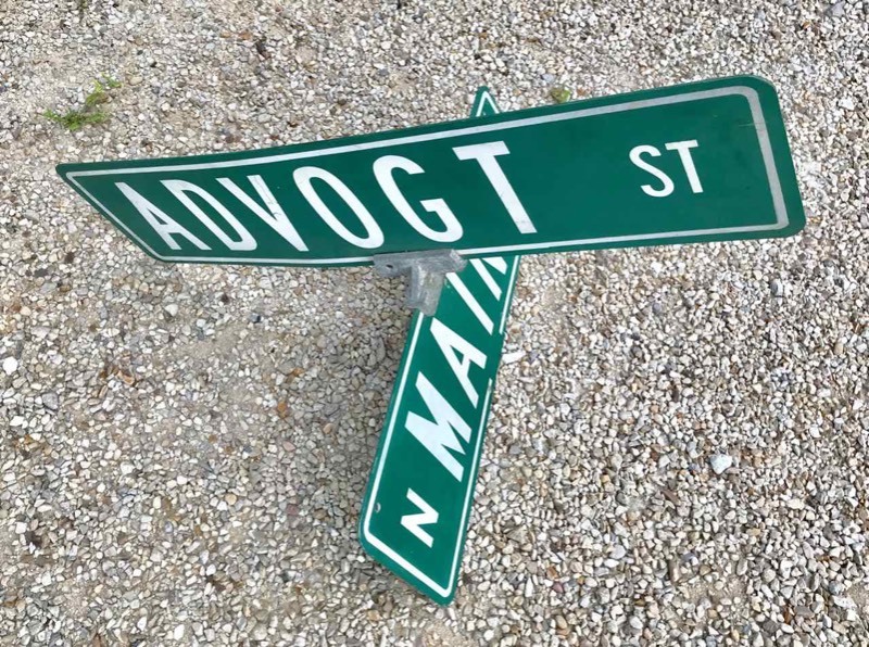 lot 673 image: Old Street Sign  Main & Advogt