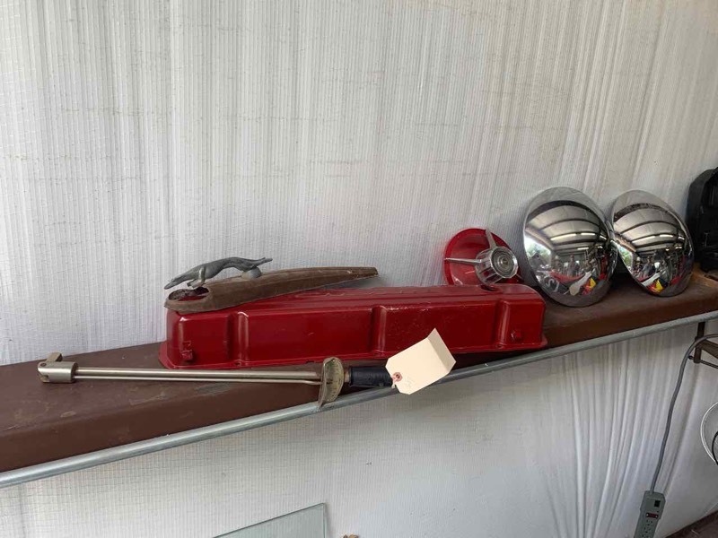 lot 607 image: Sturevant Torque Wrench Model DDR 100, Hood ornament, hubcaps, etc.