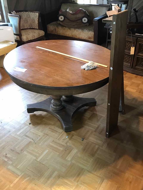 lot 30 image: Living Room Round Table, 2 Leaves