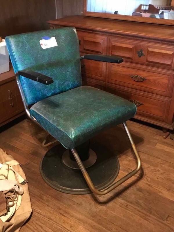 lot 86 image: Bedroom 1  Cosmetology Chair
