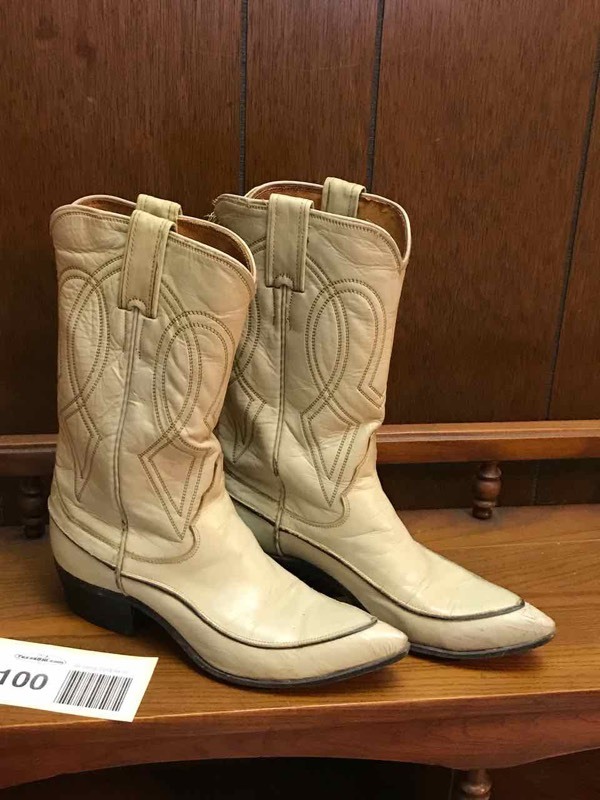 lot 100 image: Bedroom 1  Vintage Justin Cowboy Boots