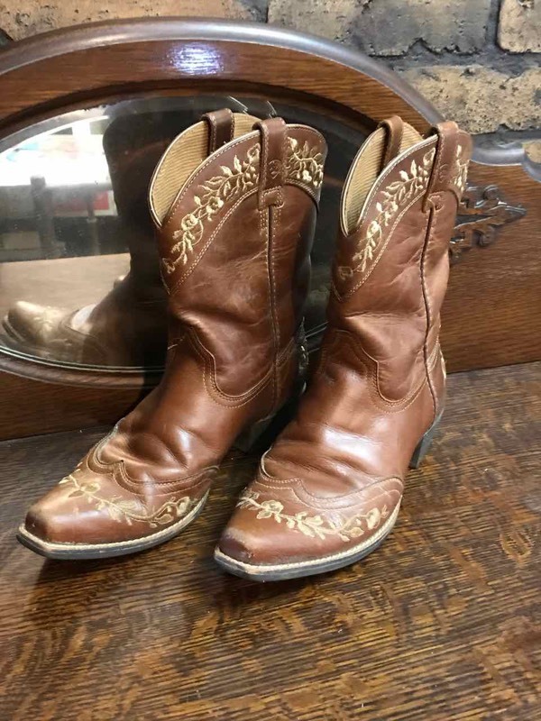 lot 105 image: Bedroom 1  Ladies Ariat 4LR Boots (Size 5)