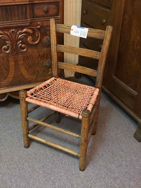 lot 124 image: Bedroom 2 Primitive Antique Ladder Back Chair