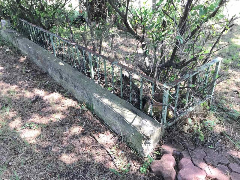 lot 156 image: Yard Old Metal FenceRail Section