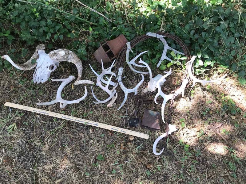 lot 157 image: Yard Barbed Wire Wreath with Cow Bell, Loose Horns, Carriage Hub