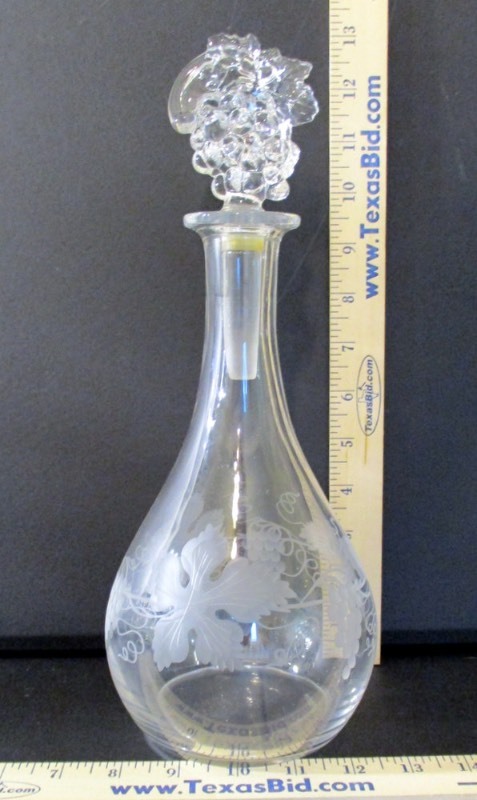 lot 24 image: GlassCrystal Decanter Etched Grape Vine, Grape Cluster Stopper (B2)
