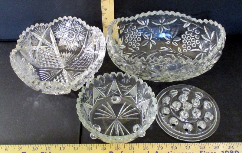 lot 76 image: (3) GlassCrystal Bowls, (1) Glass Flower Frog (B2)
