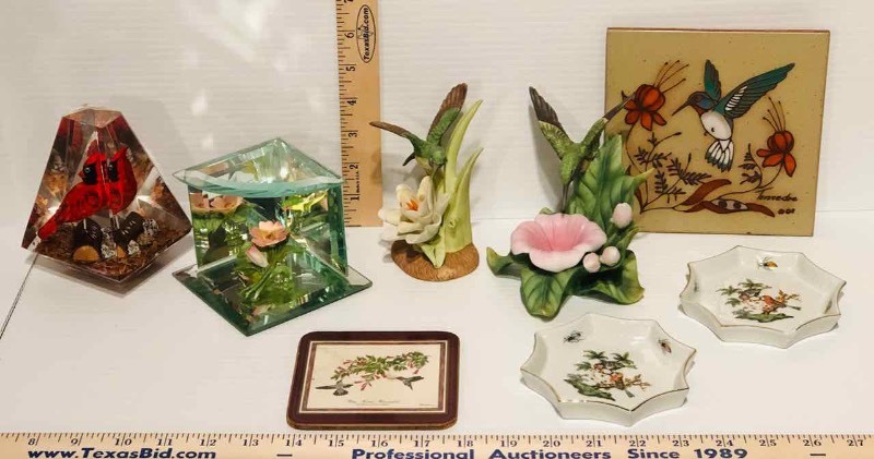 lot 89 image: Hummingbirds Tile, Figurines, Coaster, Trivets, (1) Redbird Figurine (LR)