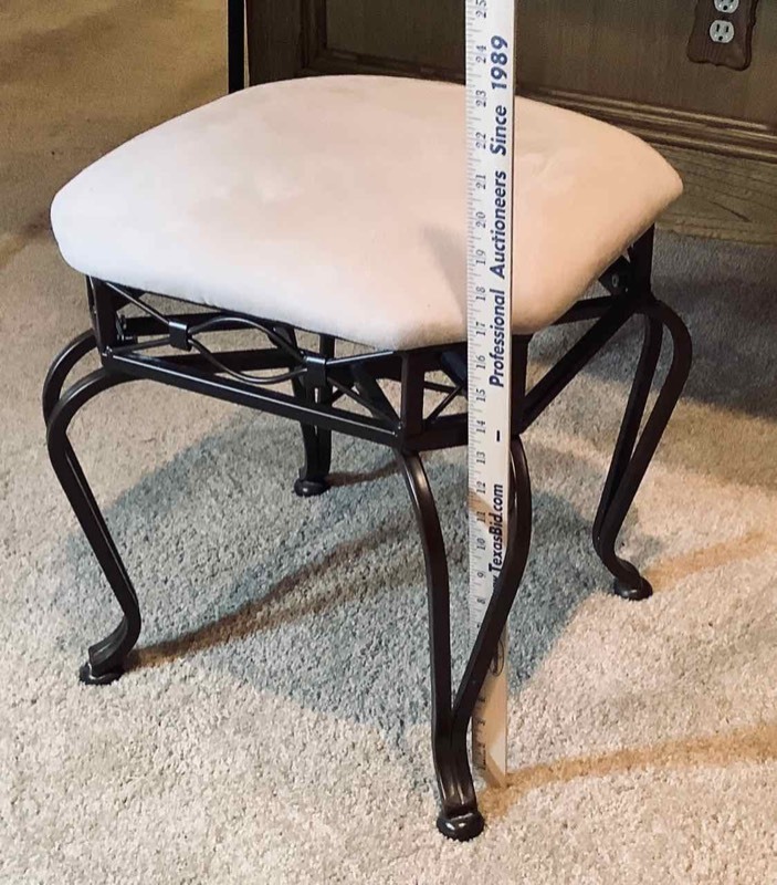 lot 149 image: Padded Top Iron Frame Stool (LR)