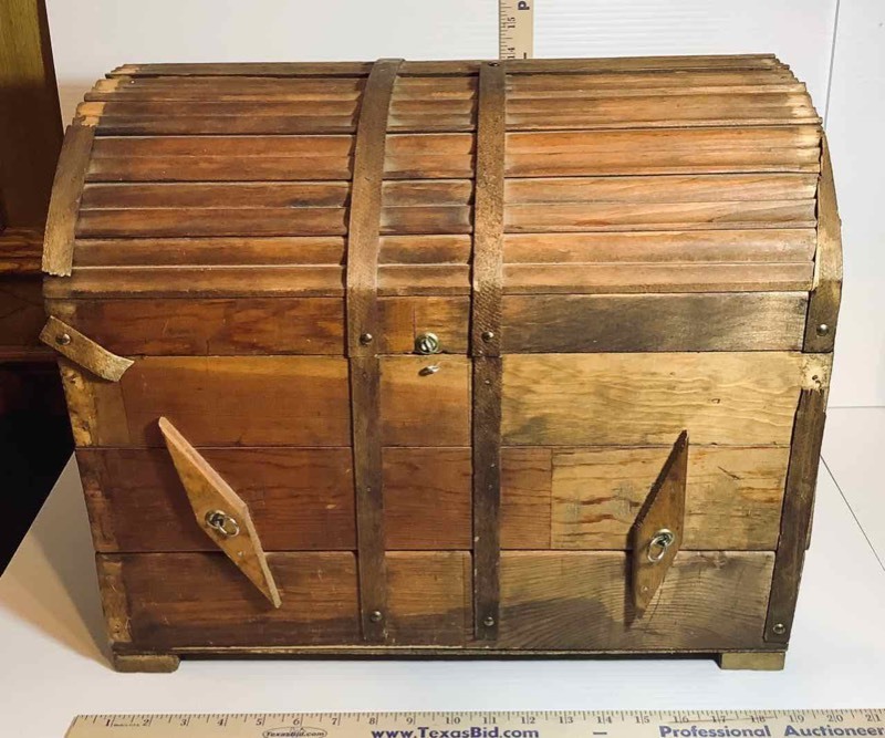 lot 151 image: Little Wood Treasure Chest (LR)