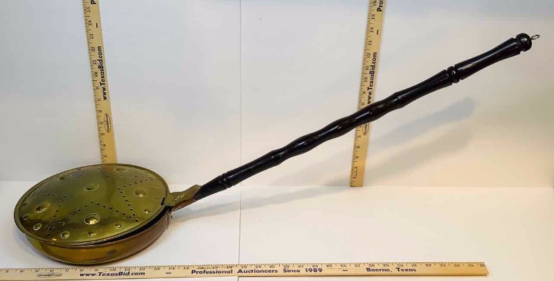 lot 185 image: Brass & Copper Long Handled Fire Place Popcorn Popper (5-Pt. Star) (LR)