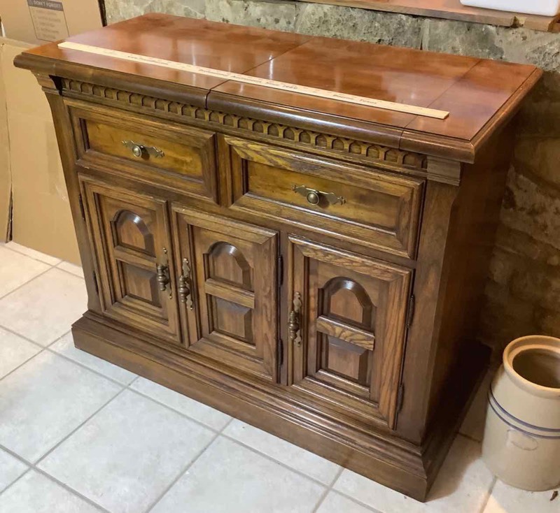 lot 206 image: Furniture American Drew Inc Server (K)