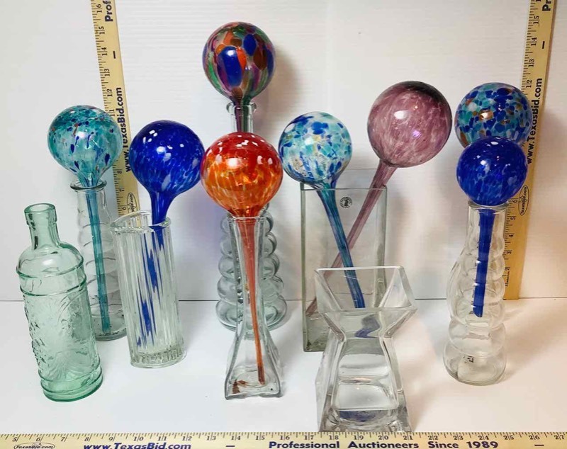 lot 209 image: Tulip Starter, Water Globes and Vases (DR)