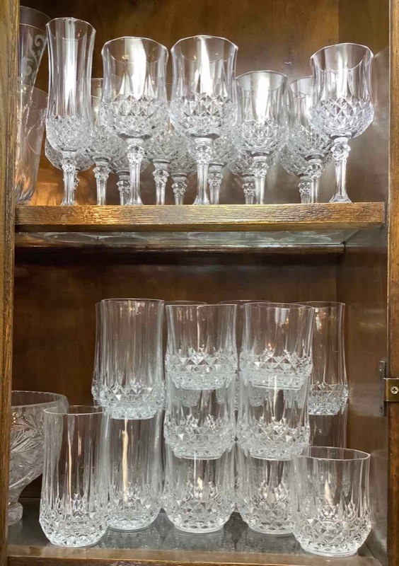 lot 221 image: GlassCrystal Drinking GlassesStemware (DR)