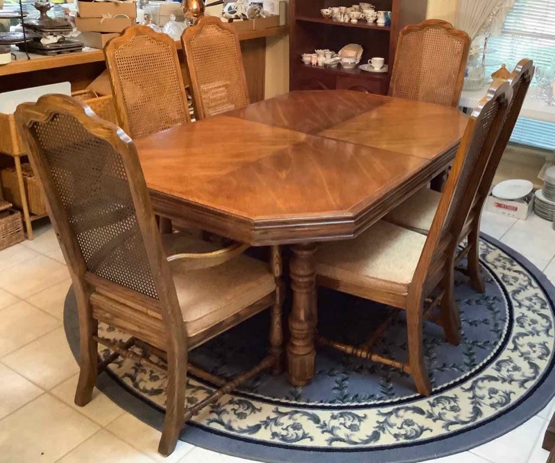 lot 250 image: Dining Room Table and 6 Chairs (DR)