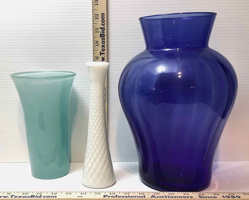 lot 262 image: 3 Flower Vases (DR)
