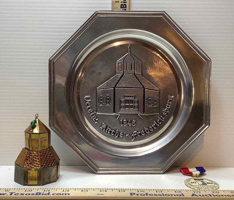 lot 265 image: Fredericksburg, Texas Pewter Plate Vereins Kirche, Medal Fort Martin Scott 1991, Ornament (DR)