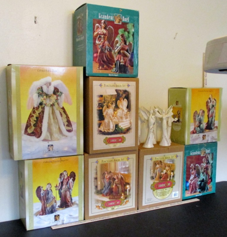 lot 284 image: Holiday Angels (B2)