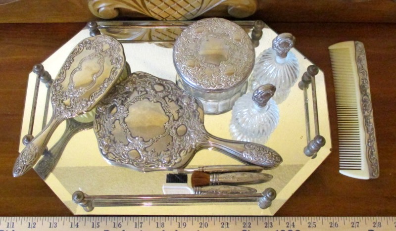 lot 289 image: Dresser Set with Mirrored Tray (B2)