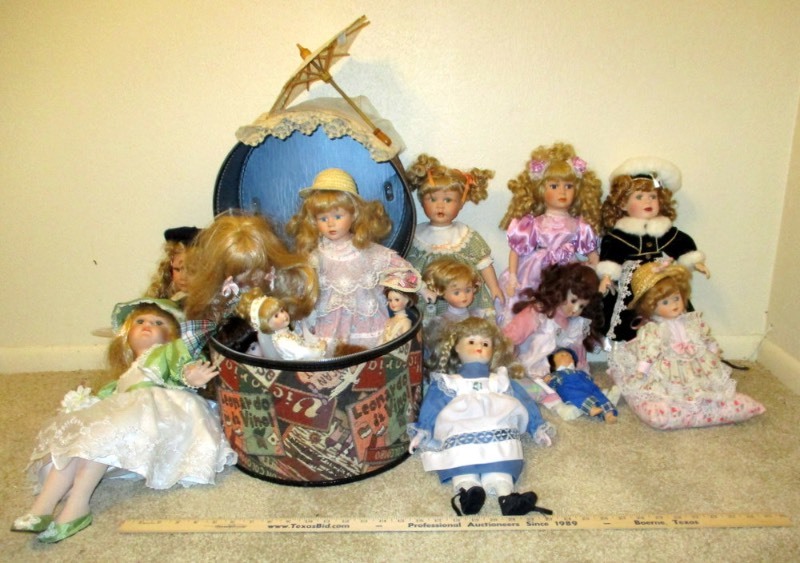 lot 293 image: Dolls (B2)