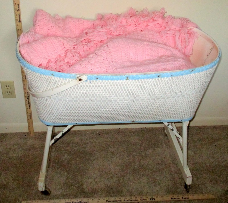 lot 299 image: Wicker Bassinet & Pink Crocheted Blanket (B2)