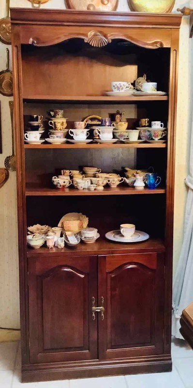 lot 302 image: Furniture Curio Cabinet (DR)