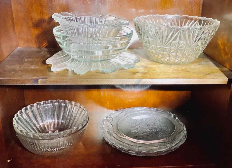 lot 303 image: GlassCrystal Bowls and Platters (DR)