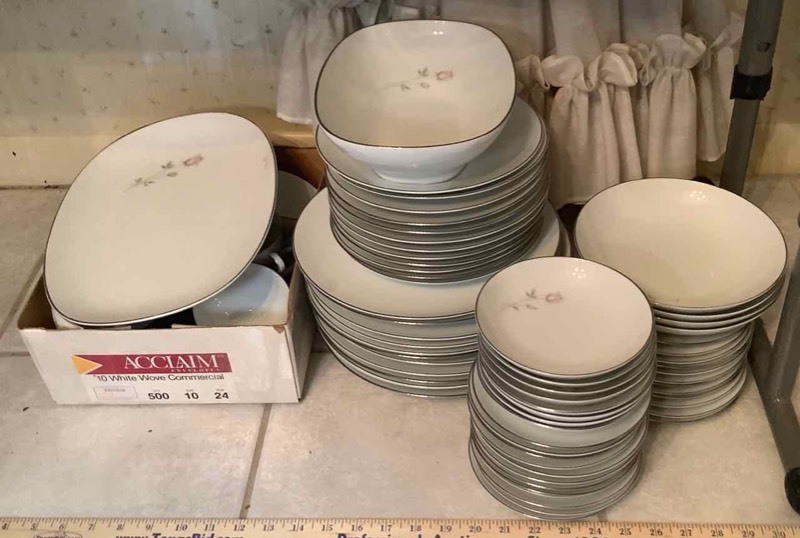 lot 314 image: Noritake China Pasadena Pattern Dish Set (DR)