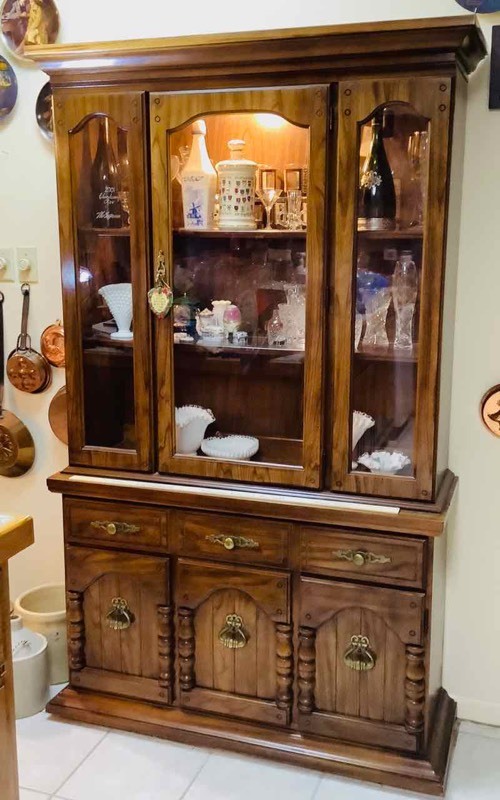 lot 315 image: Lighted China Hutch (K)