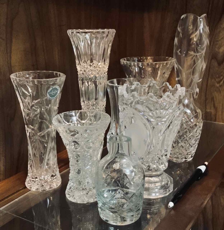 lot 322 image: Small GlassCrystal Vases (K)