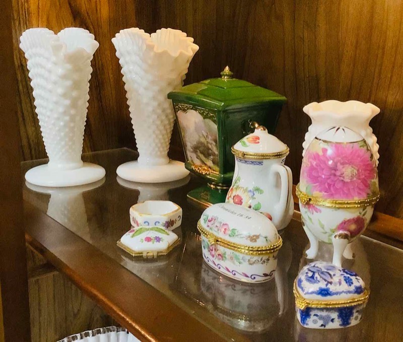 lot 323 image: Vases and Keepsake Boxes (K)