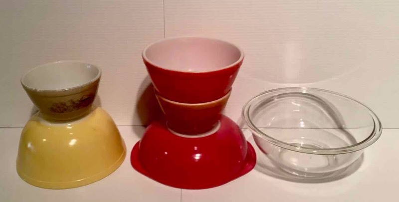 lot 347 image: (6) Vintage RedYellowClear Pyrex Bowls (K)