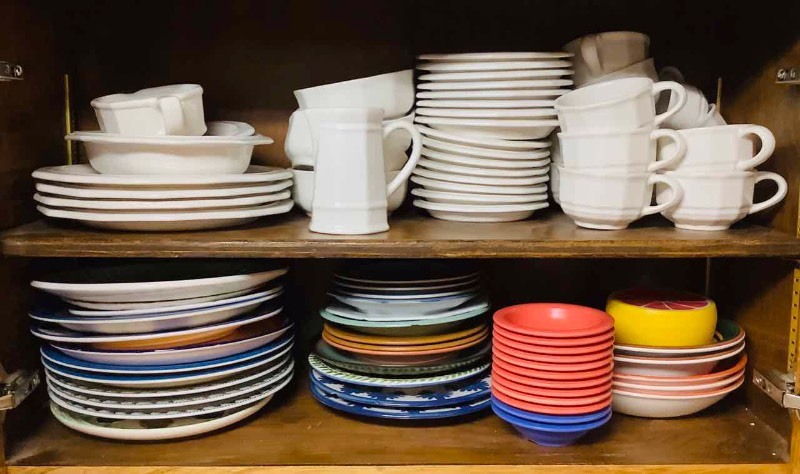 lot 354 image: Assorted Plates, Bowls, and White Dish Set (K)