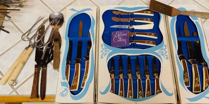 lot 358 image: Mid-Century Dinner Knives, Carving Fork & Knife, Serving Spoon (K)
