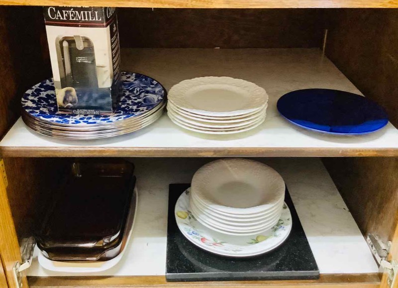 lot 361 image: Assorted Plates, Marble Cheese Board, Fire King Casseroles, Cafemill (K)