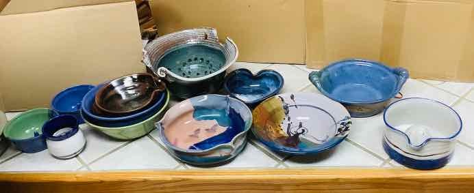 lot 362 image: Pottery Bowls and Juicer (K)