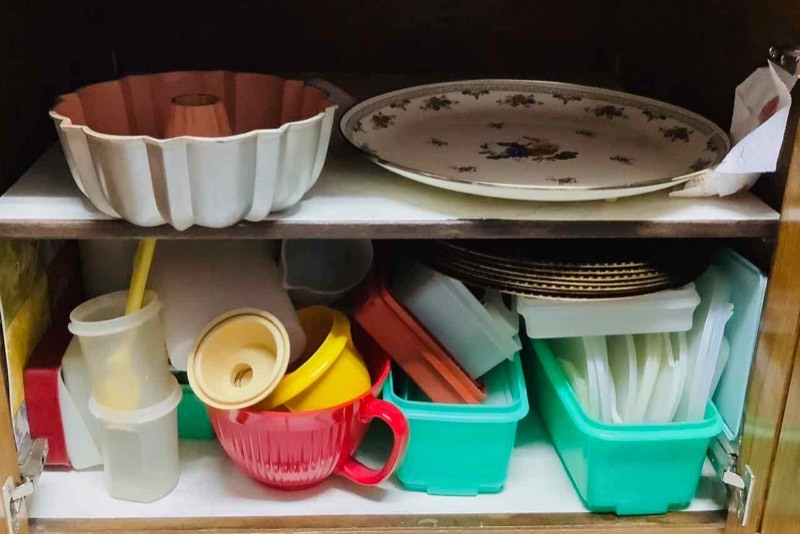 lot 363 image: Bundt Pan, Food Storage Containers, Plastic Chargers and Platter (K)