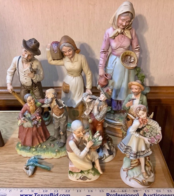 lot 378 image: 8 Figurines (ST)