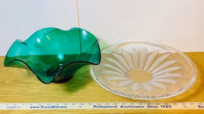 lot 403 image: MId-Century Green Art Glass Bowl and Frosted Flower Bowl (ST)